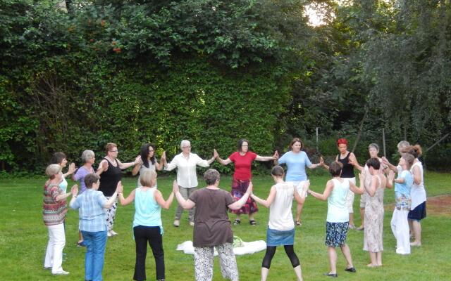 Gemeinsam meditativ im Freien getanzt