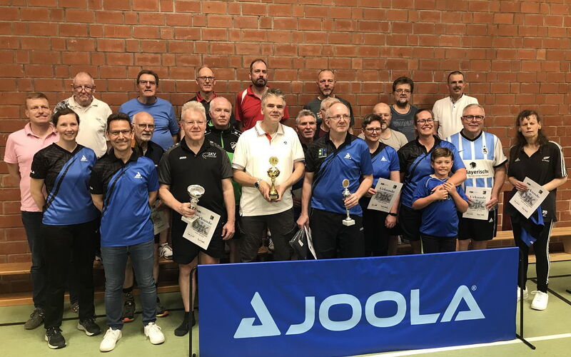 Das erste PingPongParkinson-Turnier in Münster ist zu Ende. Teilnehmer, Ausrichter und die Turnierleitung stellen sich dem Fotografen.