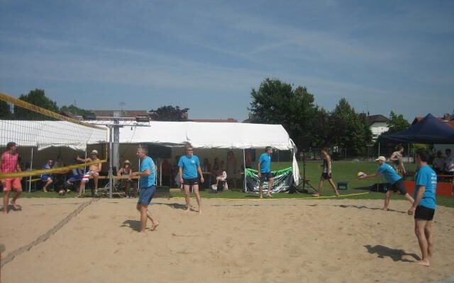 Mit Volleyball und Brunch in den Sommer