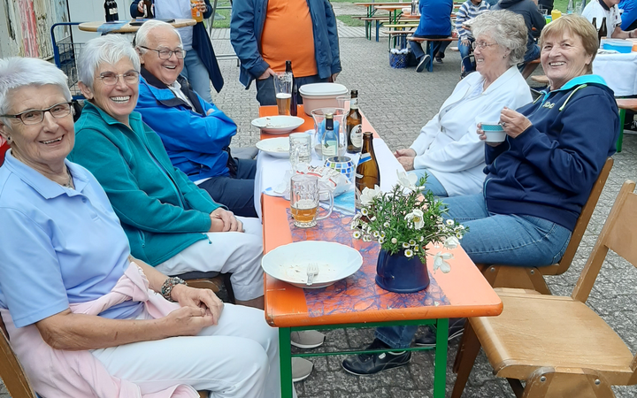 Gemeinsame Zeit beim Blau-weißen Dinner