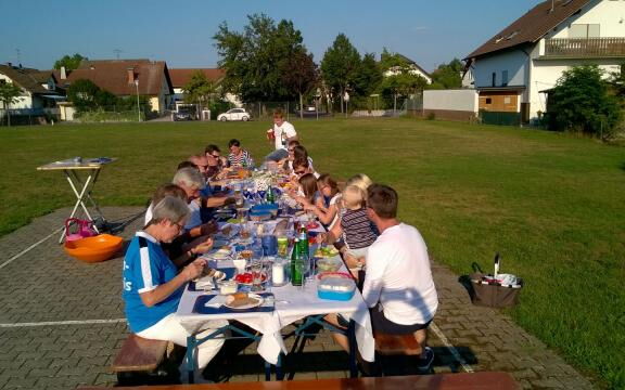 Dinner in Blau-Weiß oder ein Abendessen mit der Großfamilie