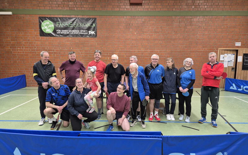 Die Spielerinnen und Spieler der PingPongParkinson-Gruppe aus Münster und  Griesheim gemeinsam vor dem Spiel